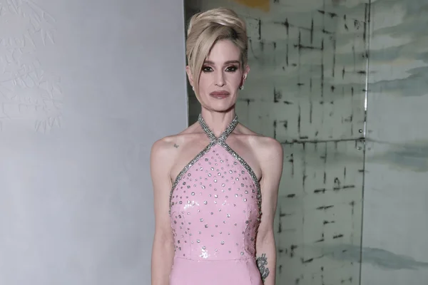foto com cor. kelly osbourne com traje de gala - metrópoles