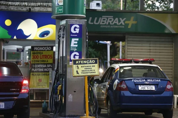 GDF paga R$ 3,53 por litro de gasolina e associação cobra explicações