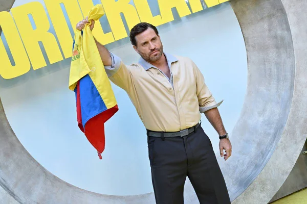 Édgar Ramírez com a bandeira da Venezuela - Metrópoles