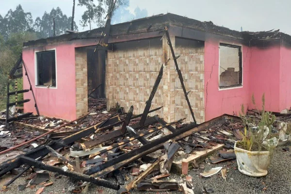 Casa cor de rosa destruída em incêndio em SC - Metrópoles