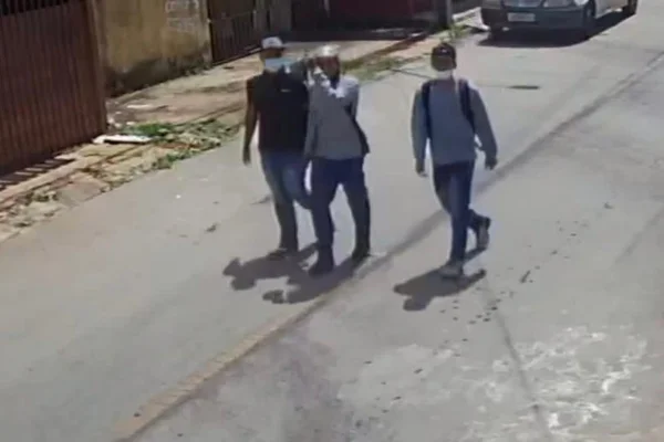 Vídeo. Jovem de 14 anos é baleada ao tentar defender pai de assalto