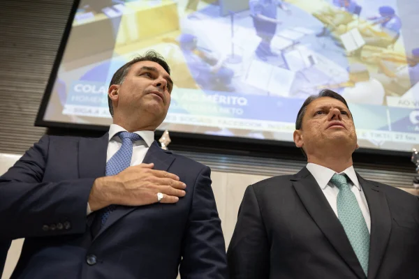Flávio Bolsonaro e Tarcísio de Freitas, na Alesp - Metrópoles