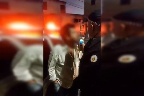 Motorista causa acidente e cambaleia ao soprar bafômetro no DF. Vídeo