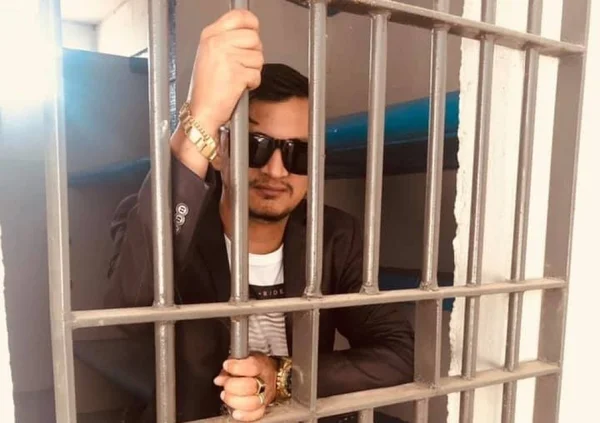 Fotografia colorida de jornalista preso acusado de supostamente integrar organização criminosa