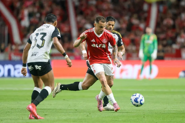 Disputa de bola na partida Internacional x Atlético-MG pelo Campeonato Brasileiro