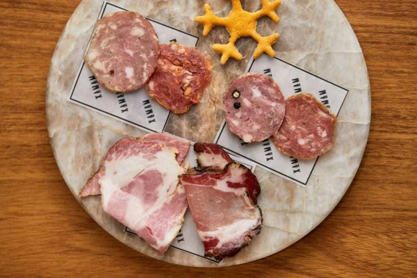 Tábua com , pepperoni e copa