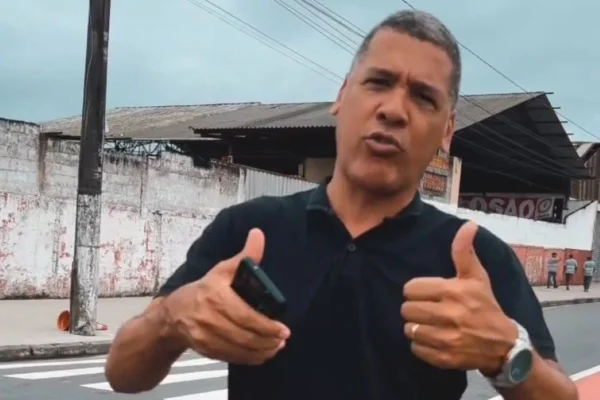 Foto colorida do vereador Ricardo Queixão, de Cubatão - Metrópoles