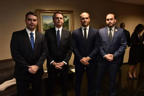 Jair Messias Bolsonaro e os filhos