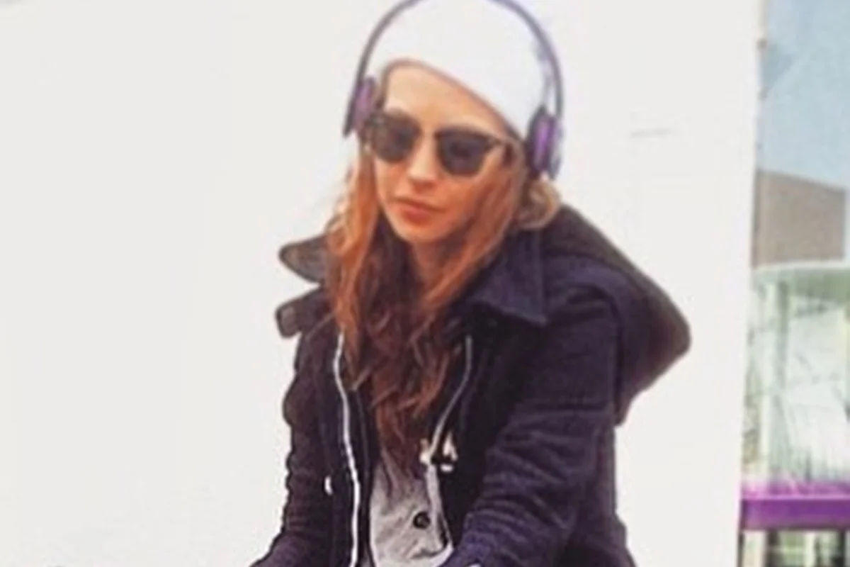Daveigh Chase posa para as redes sociais Daveigh Chase posa para as redes sociais