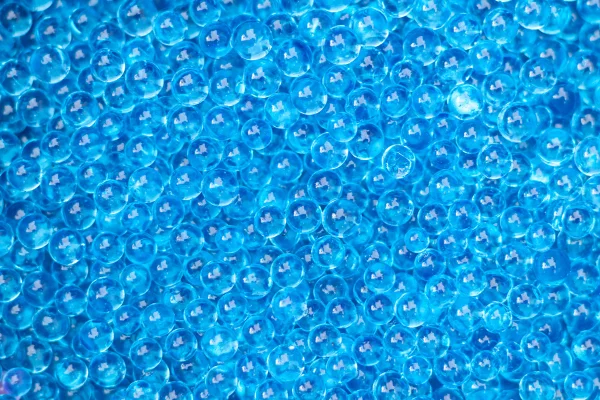 Imagem mostra várias bolinhas azuis de hidrogel - Metrópoles