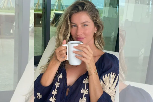 Gisele tomando chá