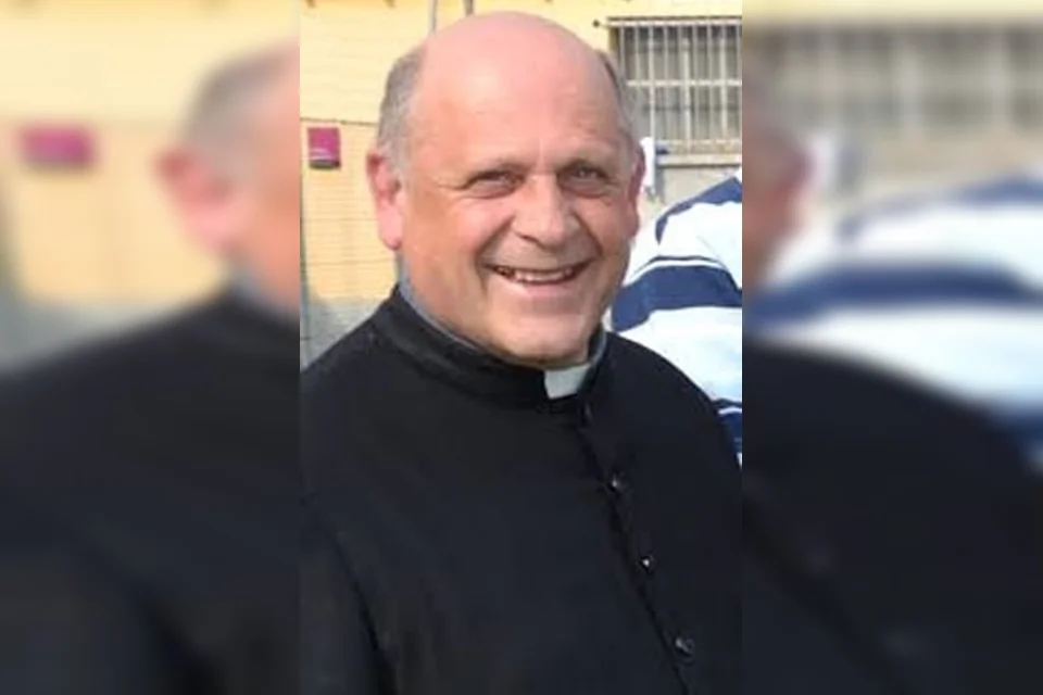O padre Giuseppe Berardelli morreu após dar seu respirador a um paciente infectado mais jovem O padre Giuseppe Berardelli morreu após dar seu respirador a um paciente infectado mais jovem