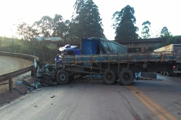 Acidente entre carretas mata uma pessoa e deixa outra ferida na BR-040