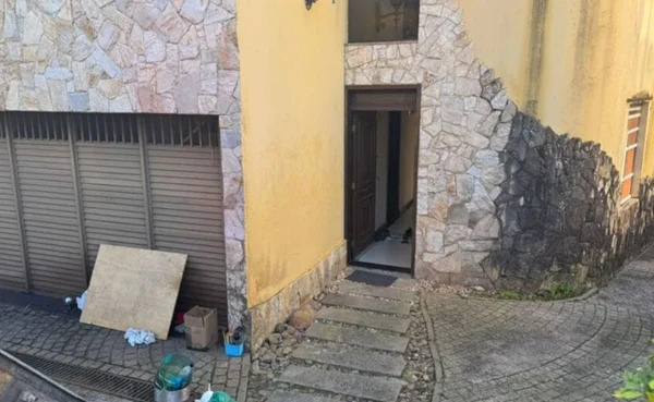 Imagem colorida de fachada de casa onde ocorreu chacina - Metrópoles