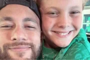 Neymar e o filho, Davi Lucca, posando juntos