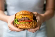 According to experts, the Western diet is rich in pro-inflammatory foods, which can cause serious damage that culminates in metabolic diseases and premature aging.