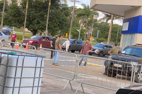 Policiais federais intimidam servidora e tentam furar fila da vacina