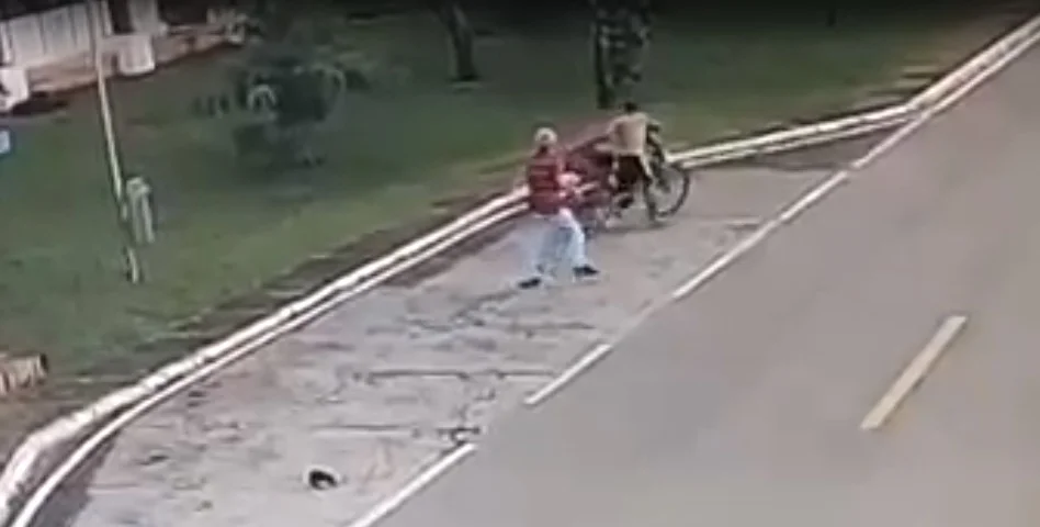 Mas ficou sem o celular Mas ficou sem o celular