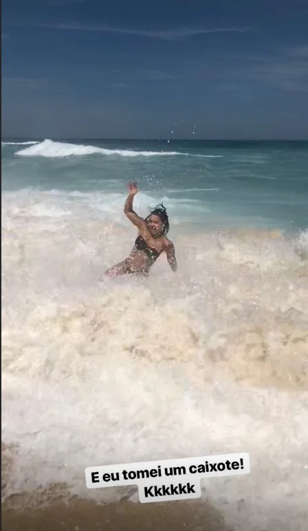 Os cliques mais divertidos foram do momento em que ela leva um "caldo" no mar Os cliques mais divertidos foram do momento em que ela leva um "caldo" no mar