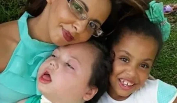 Imagem colorida de Ellen Tathiane com seus dois filhos especiais - Metrópoles