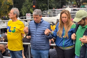 Valdemar da Costa Neto, Tarcísio de Freitas e Ricardo Nunes rezam durante manifestação na Paulista