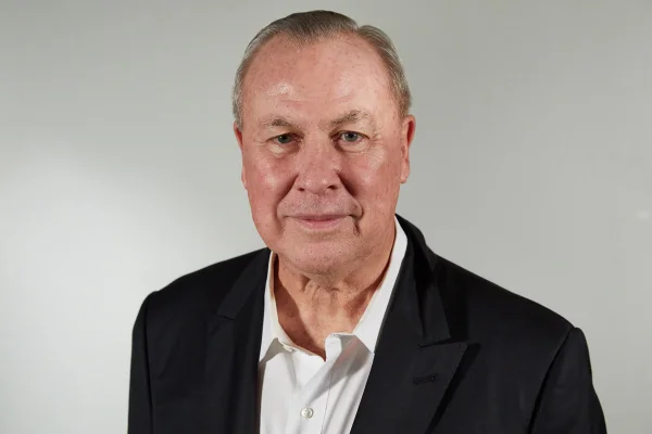 Morre Bob Wilson, diretor de teatro e ópera, aos 83 anos