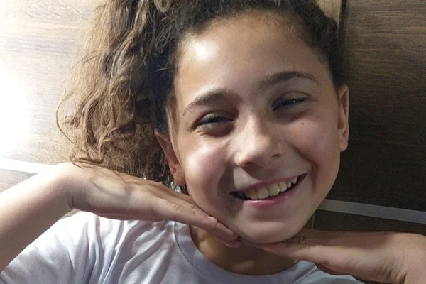 Imagem mostra menina sorrindo e posando para a foto. A menina morreu em acidente trágico - metrópoles