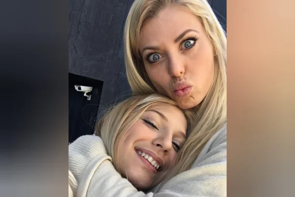 Foto mostra a modelo Caroline Bittencourt ao lado de sua filha, Isabelle