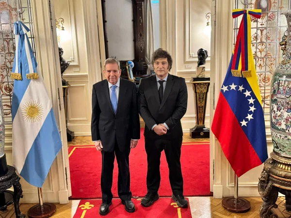 Imagem colorida mostra Edmundo González e Javier Milei - Metrópoles
