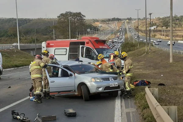 Acidente na Epia Norte deixa ferido e fecha trânsito em direção ao Plano Piloto