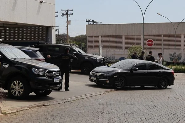 Imagem colorida mostra carro preto onde Bolsonaro chega para depoimento na PF - Metrópoles