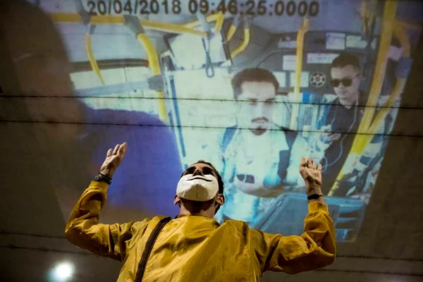 Artista cria obra com fotos da biometria facial usada nos ônibus do DF