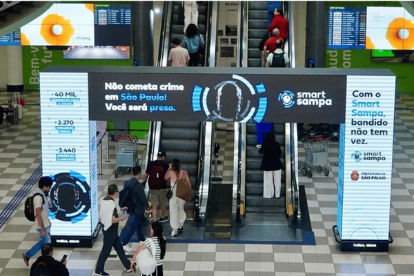 Imagem colorida de anúncio do programa Smart Sampa no aeroporto de Congonhas - Metrópoles