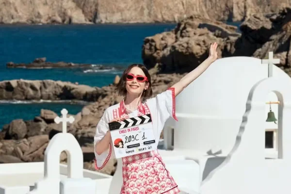 Lily Collins se despede da série Emily in Paris: “Capítulo final”