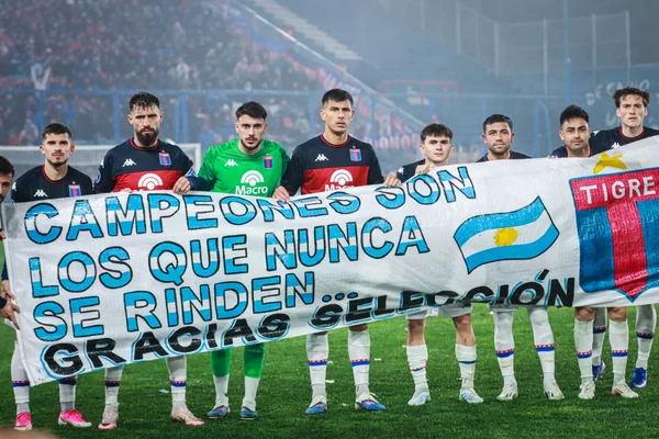 Jogadores do Tigre exibem faixa sobre as Malvinas na Sul-Americana - destaque galeria