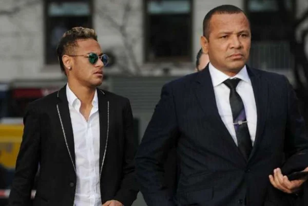 Neymar pai e Neymar Jr. usando terno - Metrópoles