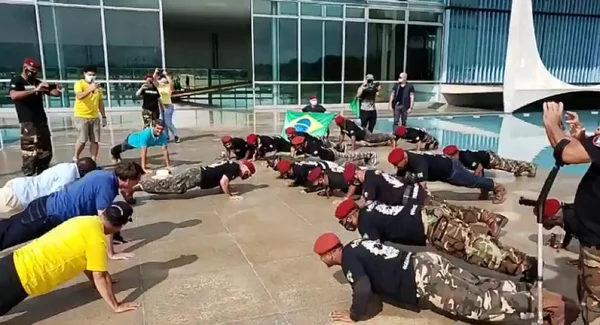 Jair Bolsonaro faz flexão