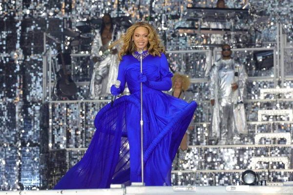 Na imagem com cor, a cantora Beyoncé em apresentação da Renaissance Tour - Metrópoles