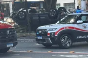 Carro bate em moto, sobe em calçada e deixa um morto e 4 feridos em SP - imagem 3 Carro bate em moto, sobe em calçada e deixa um morto e 4 feridos em SP - imagem 3