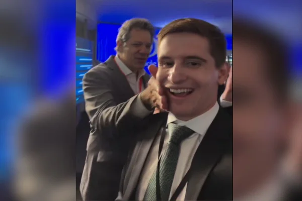 Após provocação em debate, Haddad dá “tapinhas” no rosto de Lucas Pavanato
