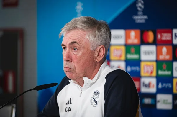 Imagem de Carlo Ancelotti durante coletiva - Metrópoles