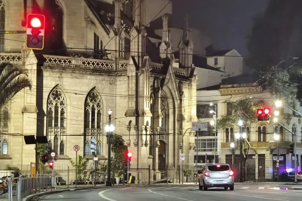 Imagem mostra sinal vermelho à noite - Metrópoles