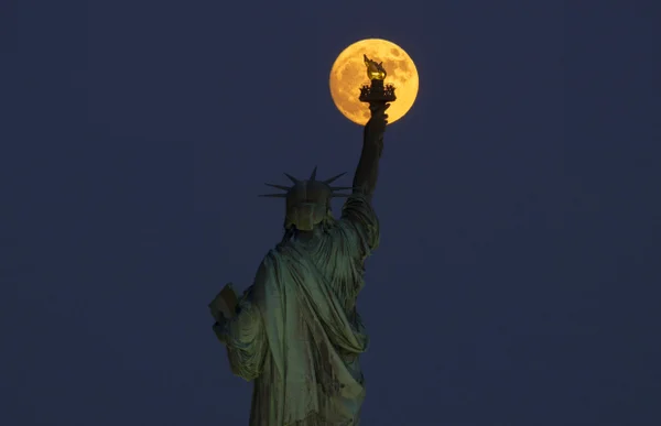 Lua de Morango: imagens mostram o espetáculo visto ao redor do mundo - destaque galeria