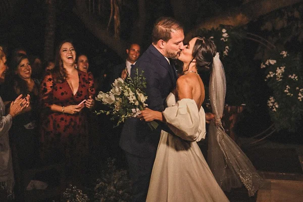Maíra Garcia e Murilo Hypolito se casam em linda cerimônia intimista