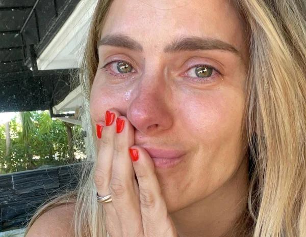 Carolina Dieckmann chorando por causa de Camila, sua personagem que raspa o cabelo em Laços de Família