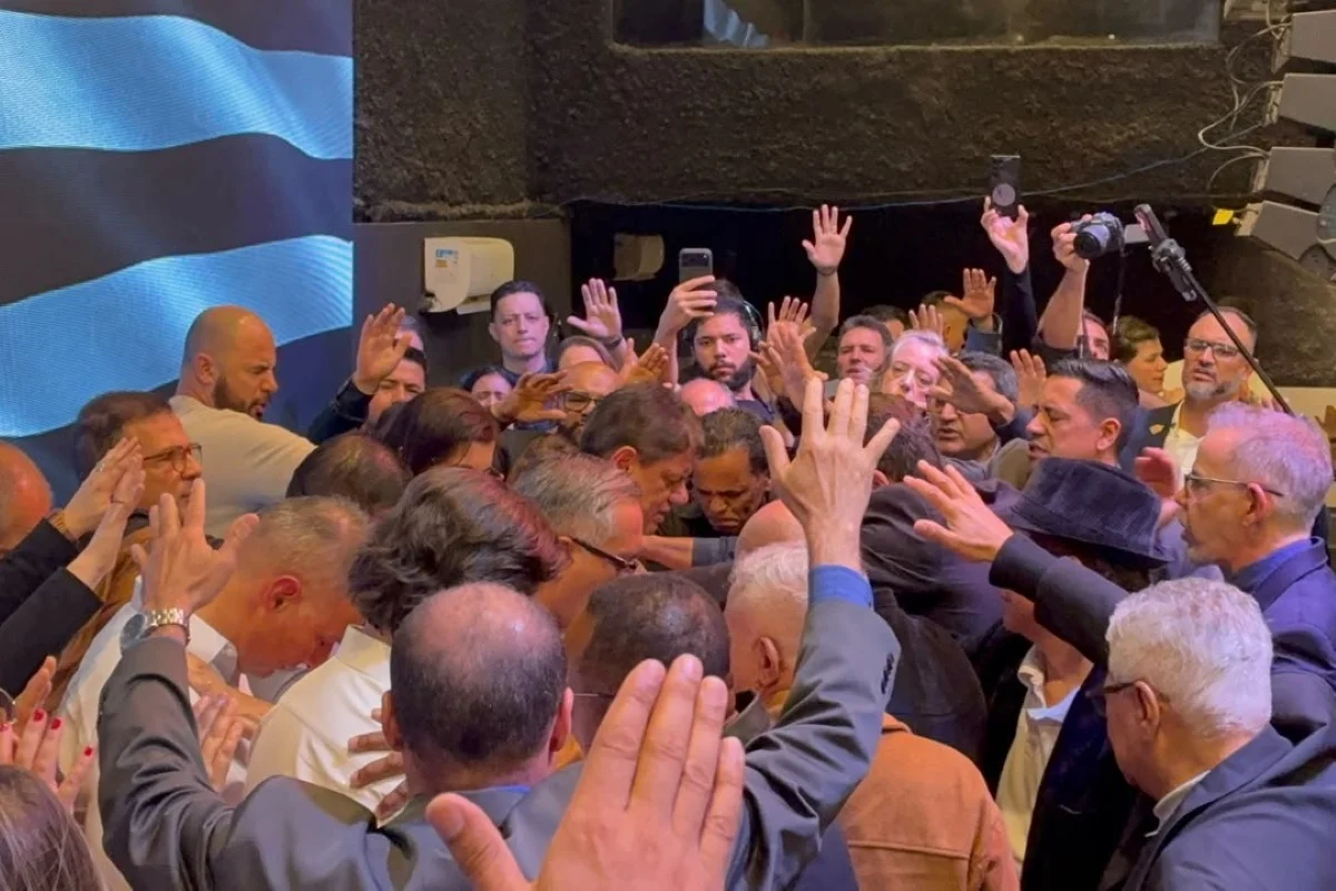 Tarcísio de Freitas recebendo orações em culto em igreja de São Bernardo do Campo Tarcísio de Freitas recebendo orações em culto em igreja de São Bernardo do Campo