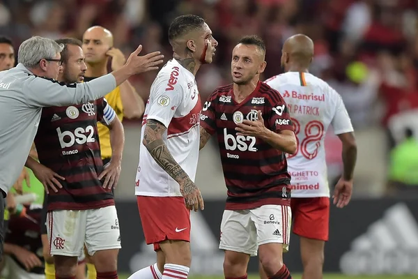 Inter sofre com expulsões e Flamengo garante liderança no Brasileirão