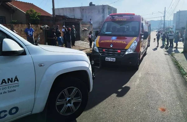 Motorista fura via preferencial e atropela idoso que tomava sol na calçada