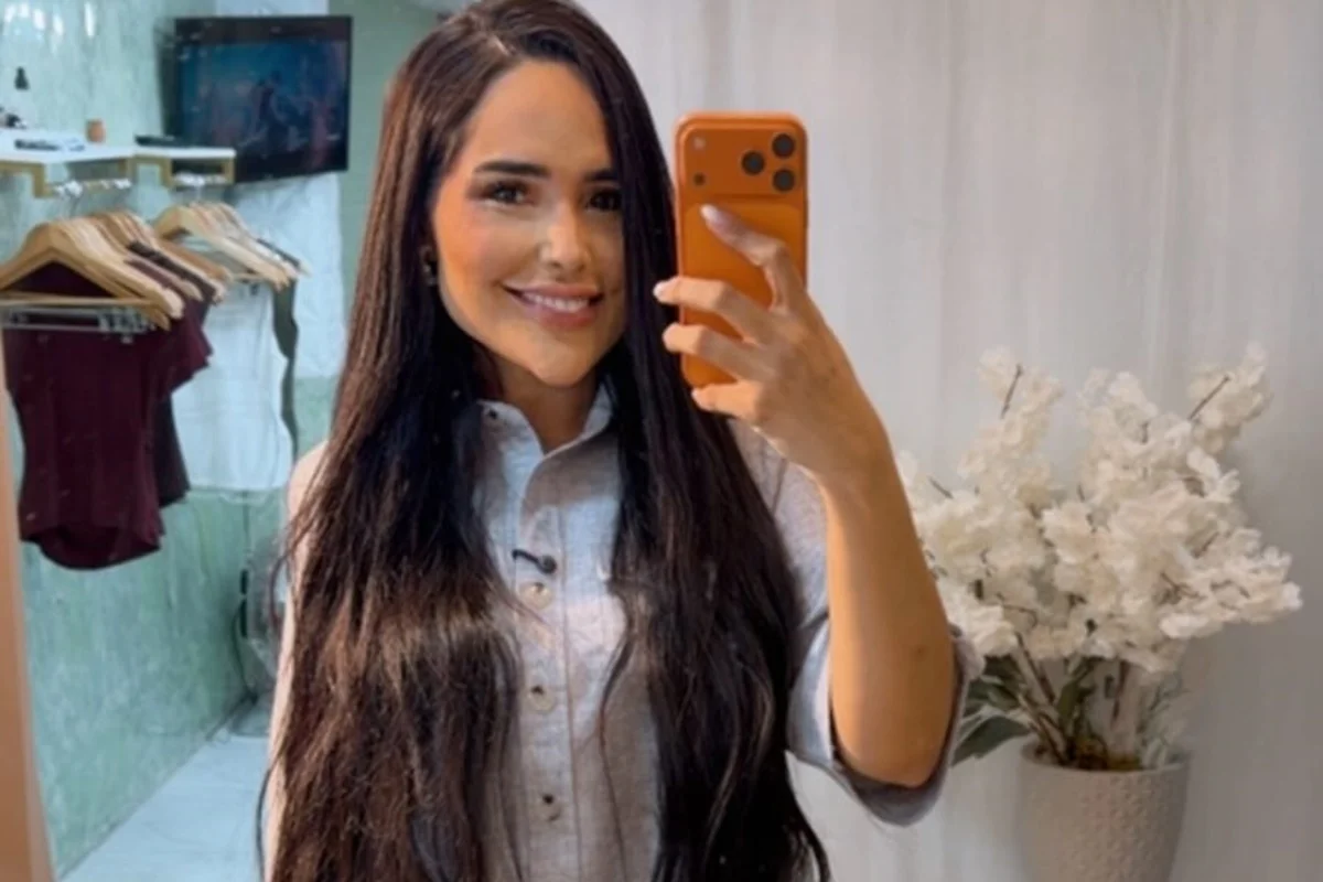 Perlla faz selfie sorridente e de cabelos soltos Perlla faz selfie sorridente e de cabelos soltos