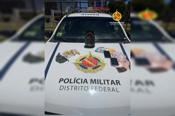 Viatura da PMDF com sacolas com crack, dois celulares e notas de R$ 20, R$ 10, R$ 5 e R$ 2